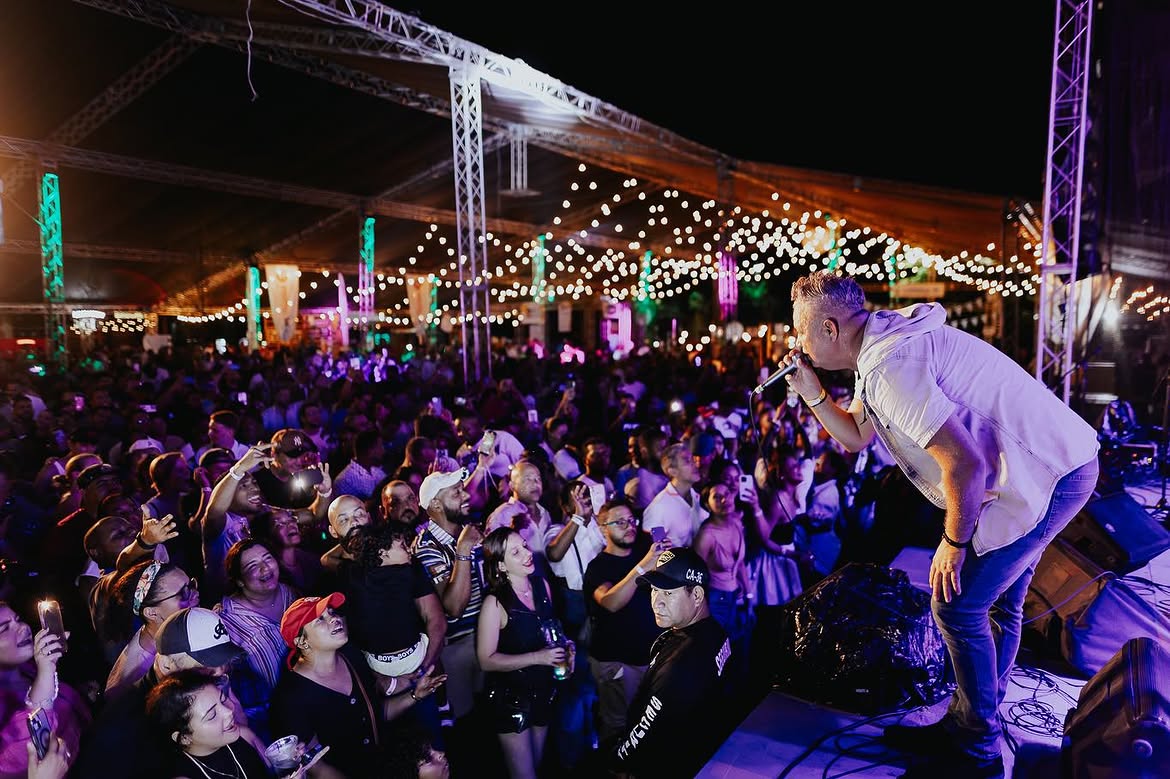 ALJADAQUI en vivo frente al público en el Oktober Fest de Santiago