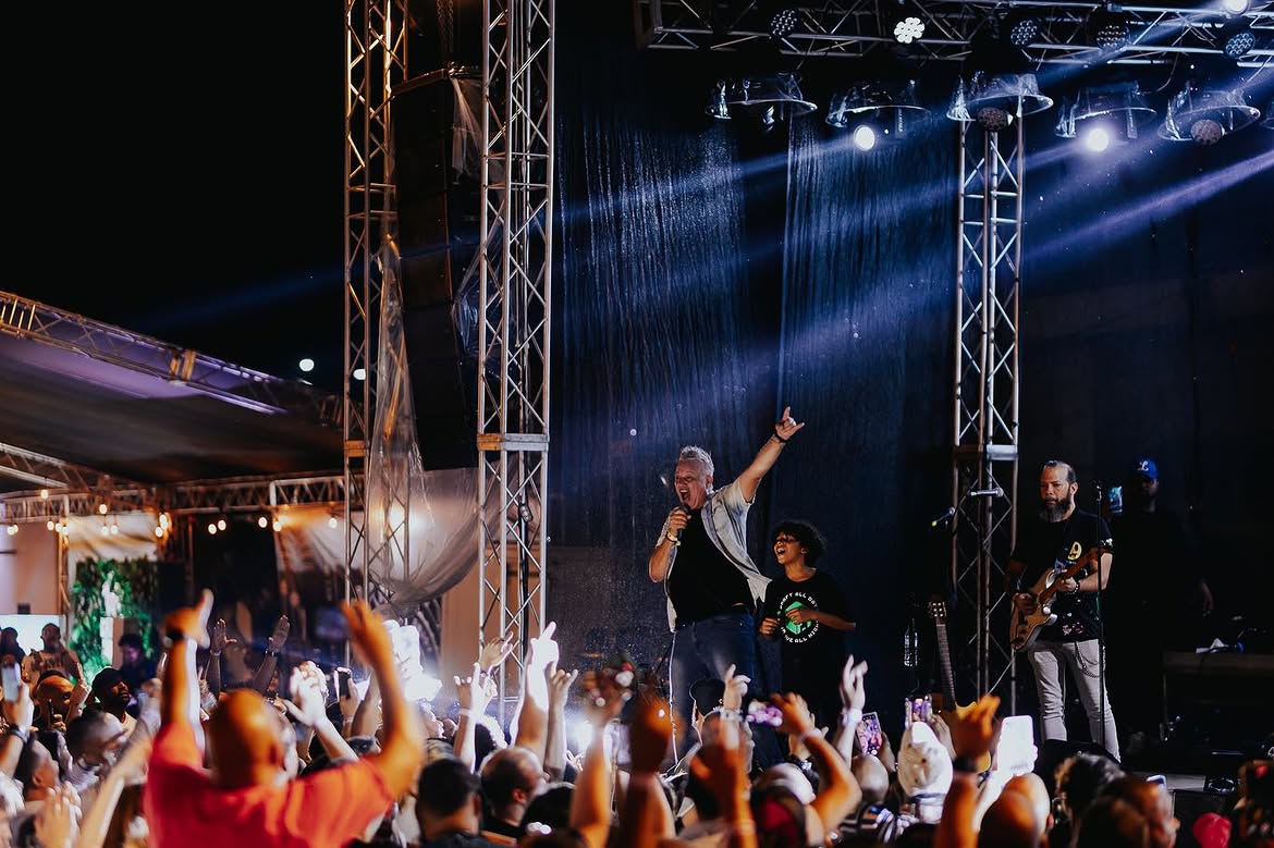 ALJADAQUI en vivo en concierto con el vocalista saludando al público