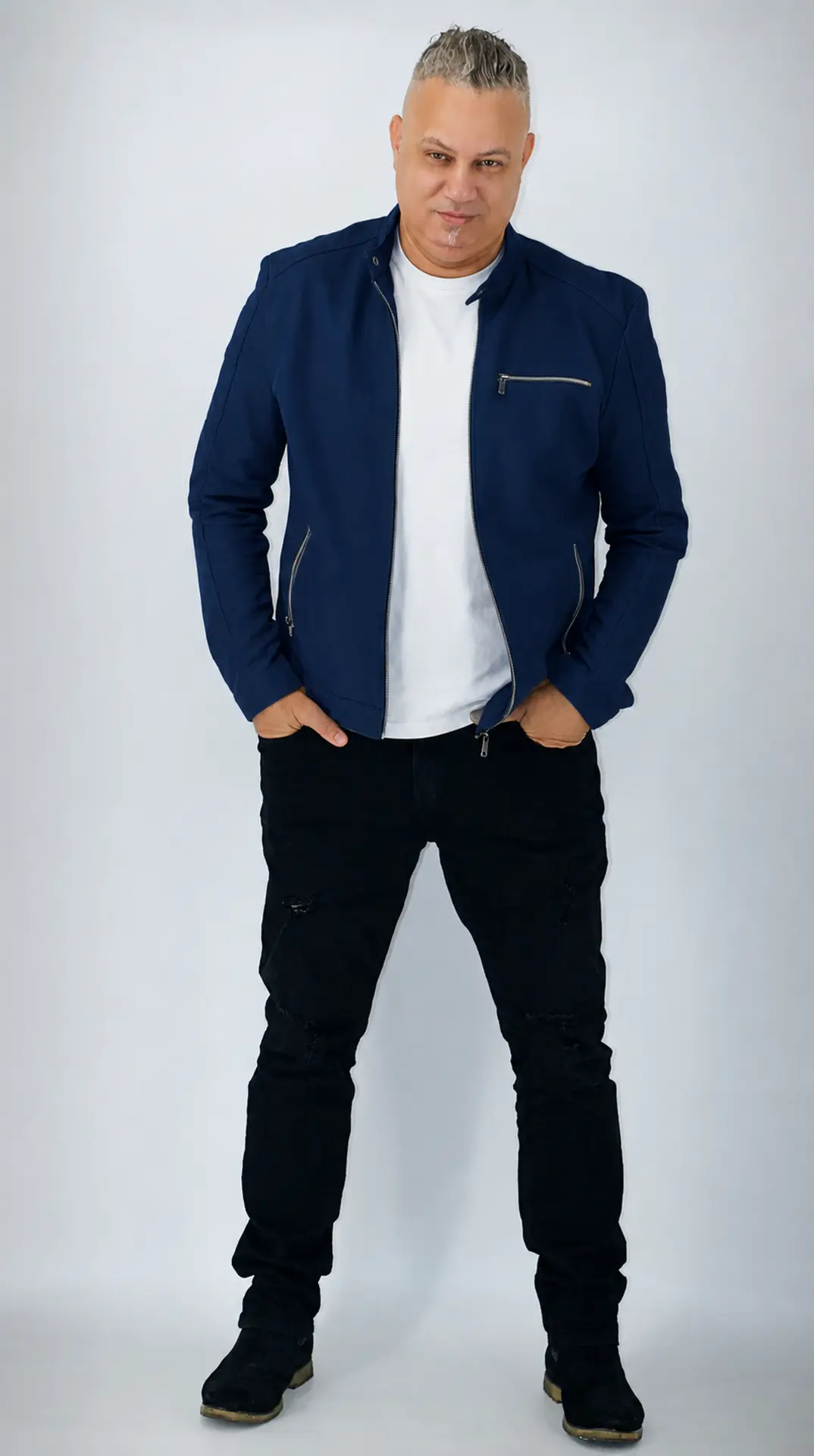 El vocalista de ALJADAQUI con saco azul en sesión fotográfica oficial