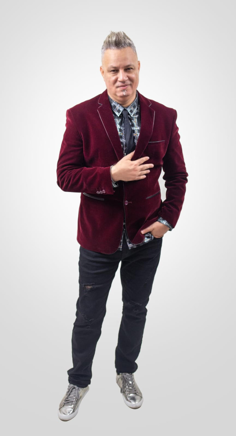 El vocalista de ALJADAQUI con saco rojo en sesión fotográfica oficial