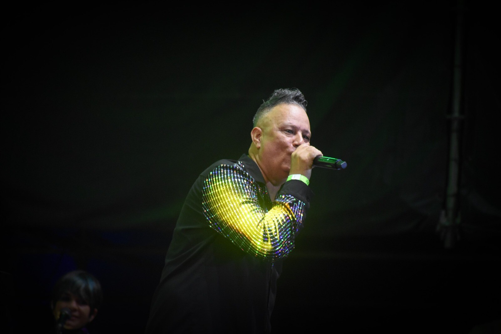 Mariano Lantigua cantando en vivo sobre fondo oscuro