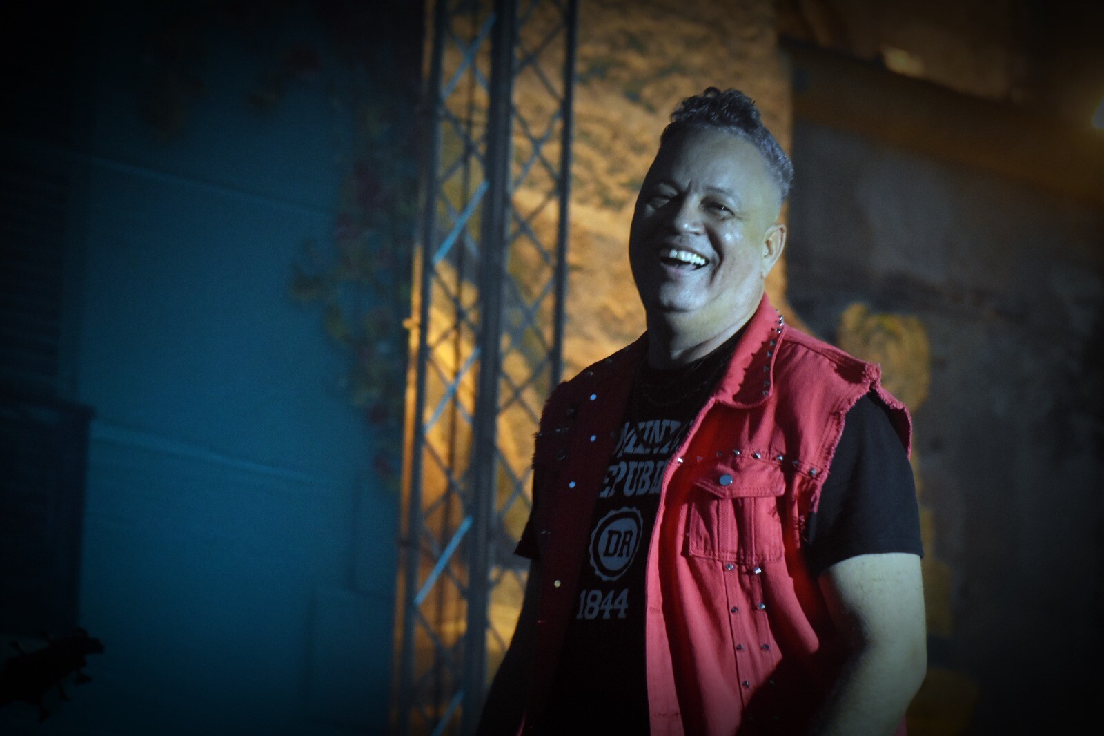Primer plano de Mariano Lantigua sonriendo con chaleco rojo