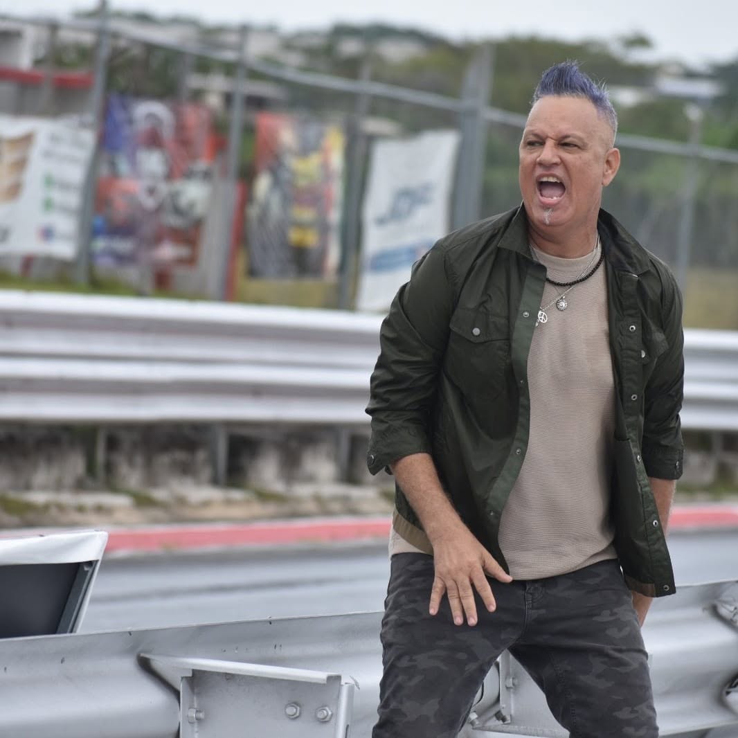 El vocalista de ALJADAQUI en una sesión de fotos al aire libre